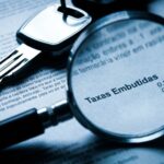 Lupa amplia letras miúdas de taxas escondidas em um contrato sob uma chave de automóvel nova.