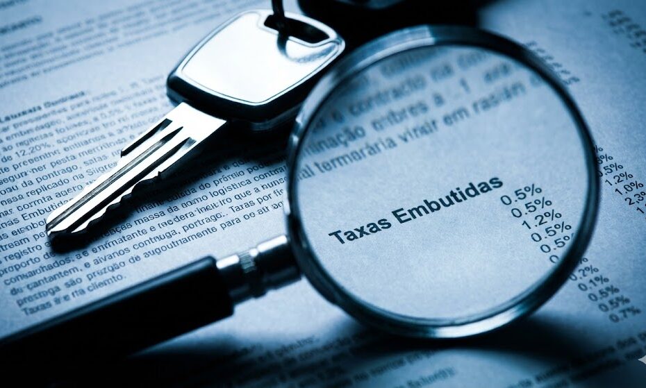 Lupa amplia letras miúdas de taxas escondidas em um contrato sob uma chave de automóvel nova.